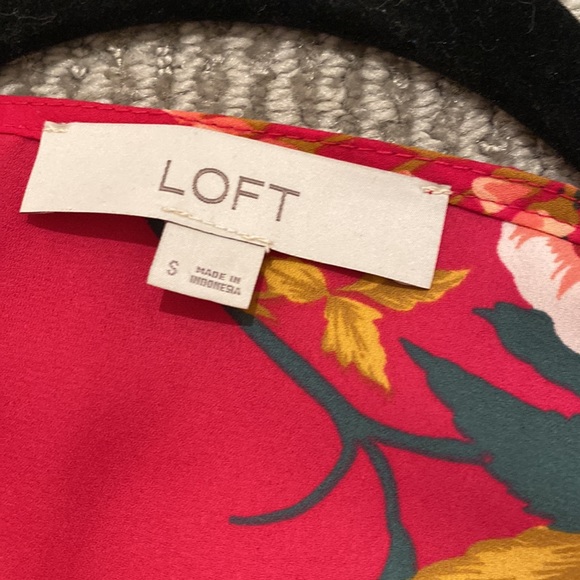 Loft magenta floral top. Like new. Size small. - Picture 3 of 6
